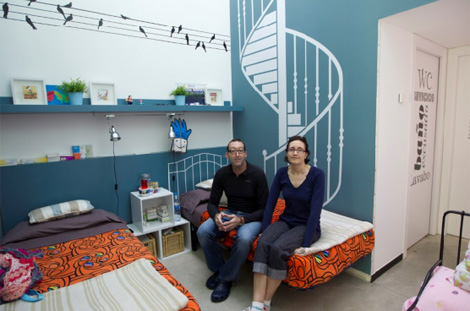 Los padres de Jlia, en su apartamento. | J. Soteras