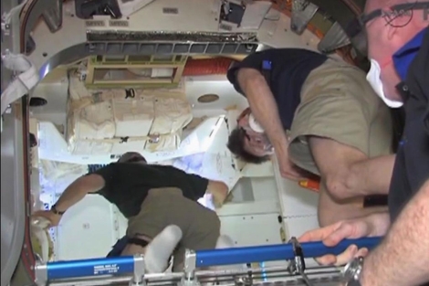 Los astronautas Pettit y Kononenko entrando a cpsula 'Dragon'. | Nasa