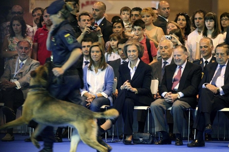 La Reina durante la exhibición de los Perros Policía de la Guardia Civil. | Efe