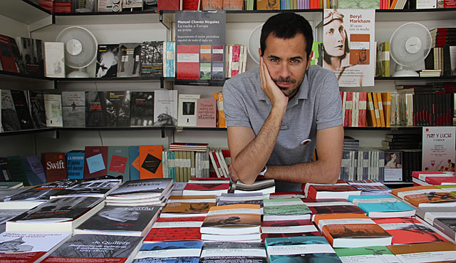 Luis Solano, de Libros del Asteroide, en su caseta de la Feria del Libro. | Giulio Piantadosi