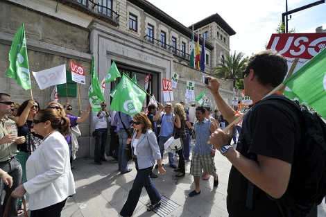 Los colegios concertados protestan ante la sede de la Junta en Granada. | J. G. Hinchado