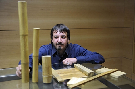 Iker Gmez, ingeniero de la firma, con una muestra del material que emplea. | Nuria Gonzlez