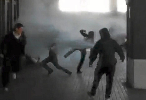 Momento en el que manifestantes agredieron a un trabajador en Sants. | 8TV