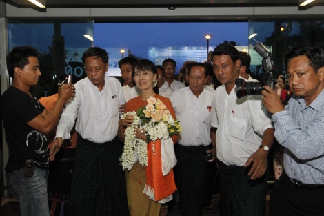 San Suu Kyi en el aeropuerto internacional de Rangn. | Reuters