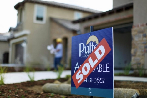 Cartel de una vivienda vendida en EEUU. | Reuters
