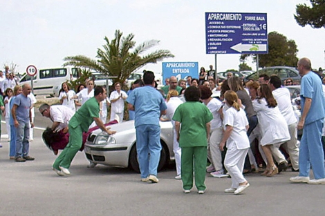 Momento del atropello a los sanitarios que protestaban en el hospital de Puerto Real. | Efe