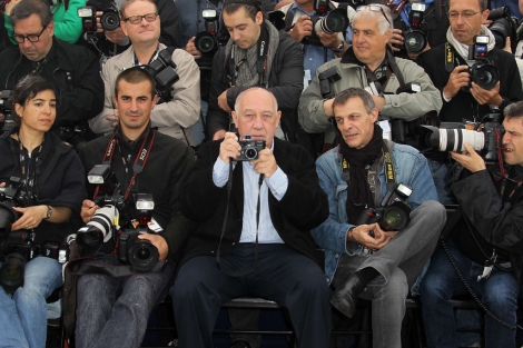 Raymond Depardon, rodeado de colegas, en el Festival de Cannes. | AFP