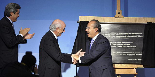 Francisco Gonzlez (c) saluda a Felipe Caldern ante el presidente de Bancomer, Ignacio Deschamps. | Efe