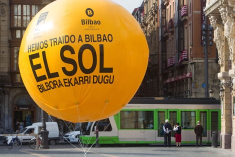 Un enorme globo anuncia el Festival de Publicidad El Sol. | Mitxi
