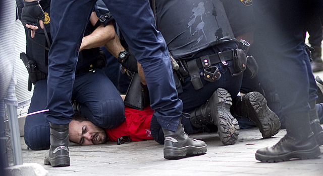 Antidisturbios bloquean en el suelo a un minero durante la manifestacin que ha tenido lugar en Madrid. | Alberto Di Lolli