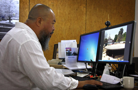 El disidente chino mirando una foto del proyecto.| Reuters/David Gray