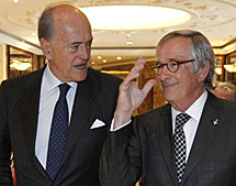 Baldomero Falcones, presidente de FCC, y el alcalde de Barcelona, Xavier Tras. | Efe