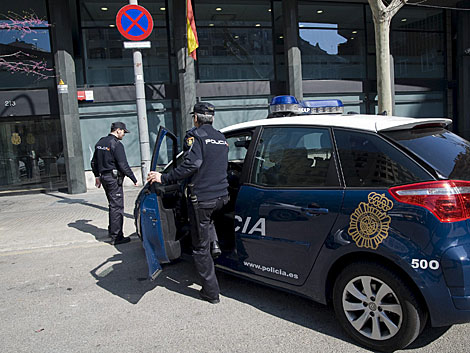 Agentes de la Policía Nacional frente a una comisaría en Barcelona. | Santi Cogolludo