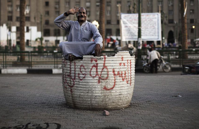 Un egipcio en la Plaza Tahrir de El Cairo. | Afp