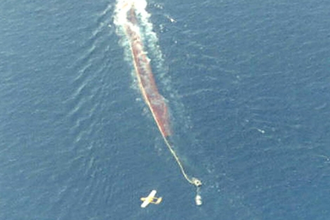Una avioneta persigue a un pesquero ilegal en el Mediterrneo en una imagen de archivo. | Efe