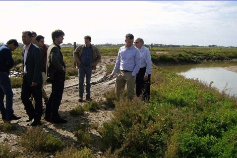 Los responsables del proyecto All-gas, visitando un cultivo en Chiclana. | E.M.