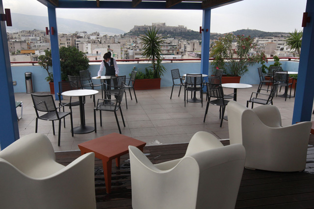 El hotel Imperial, en el centro de Atenas, ha cerrado por la crisis de deuda. | Reuters
