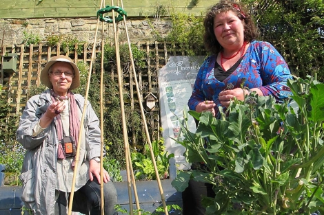 Estelle Brown (izda.) y Mary Clear, en un huerto de Incredible Edible. | Foto: C.F.