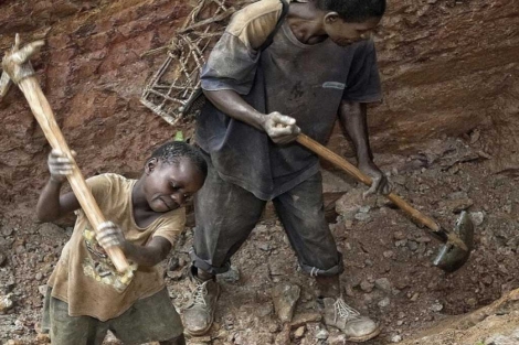 Nios trabajando en las minas de oro de Ndola-Ndola, en el Congo. | Gamma Contacto.