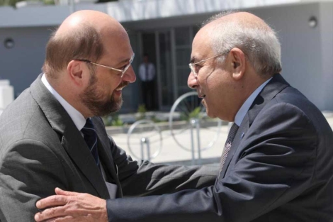 Martin Shulz saluda al representante del parlamento chipriota, Yiannkis Omirou . | Afp