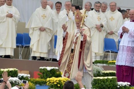 Benedicto XVI, durante la clausura del encuentro con las familias en Miln. | Reuters