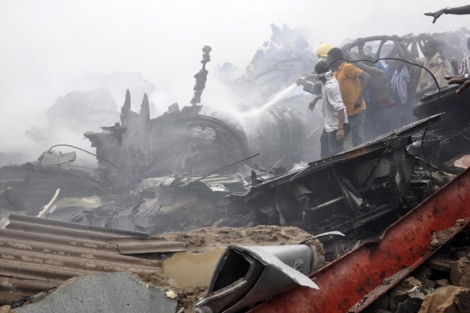 El avin de la compaa Dana Airlines, destrozado tras el siniestro. | Reuters