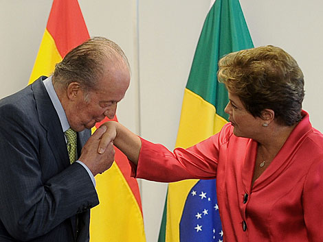 Don Juan Carlos saluda a la presidenta brasileña, Dilma Rousseff. | Efe