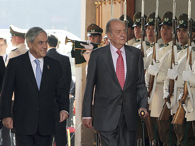 El Rey, junto con el presidente chileno, Sebastián Piñeira. | Mario Ruiz / Efe