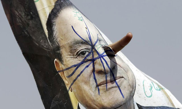 Una pancarta contra el ex presidente egipcio Hosni Mubarak, en El Cairo. | Reuters