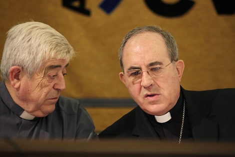 Monseor Juan Jos Asenjo (d.), arzobispo de Sevilla, en una rueda de prensa. | Conchitina