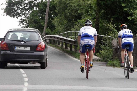 Dos ciclistas circulan por una carretera de Vizcaya. | David de Haro