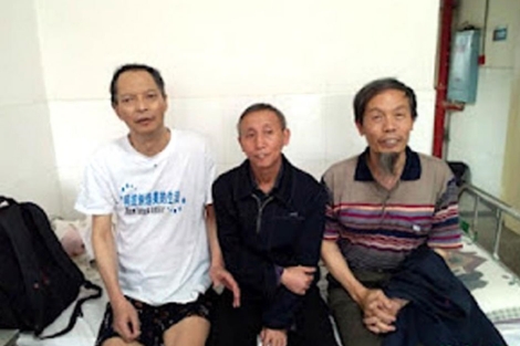 Li Wangyang, a la izquierda, fotografiado junto a dos amigos en Shaoyang. | Afp