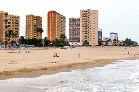 Bloques de apartamentos junto a una playa de Valencia. | Benito Pajares