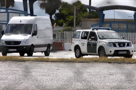 La Guardia Civil escolta al furgn que lleva las piezas devueltas por Gibraltar. | Efe