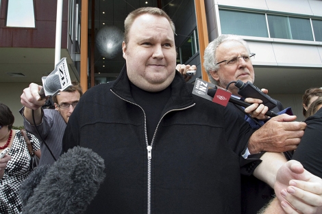 Dotcom abandona el juzgado de Auckland (Nueva Zelanda) tras lograr la libertad condicional. | AFP