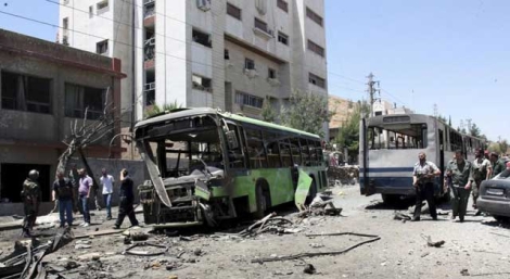 Oficiales de seguridad inspeccionan la zona del atentado en Damasco. | Efe