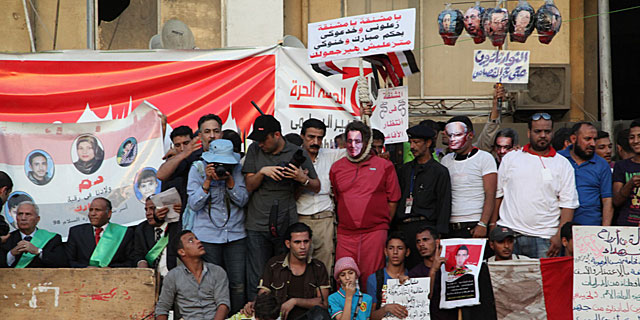 Ciudadanos egipcios, durante la escenificacin del juicio a Mubarak en la Plaza Tahrir. | F. Carrin