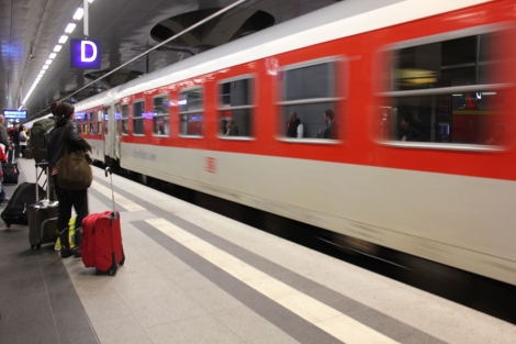Viajeros esperan en Pars para viajar hacia Berln. | R. V.