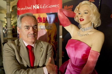 Jos Cabrera, con la figura de Marilyn en el Museo de Cera de Madrid. | Sergio Gonzlez