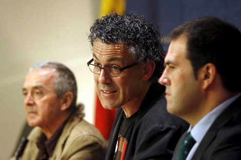 Xabier Mikel Errekondo, junto a Sabino Cuadra y Jon Iarritu, en el Congreso. | Javier Lizn / Efe
