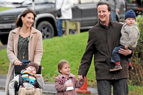 Cameron, en una imagen de archivo con toda su familia.| Ap