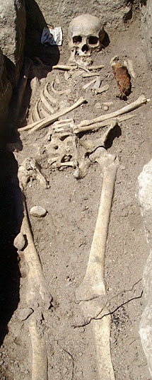 Los restos de Sozopol, con una estaca. | Efe