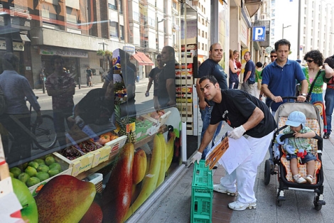 Un comerciante frente a la puerta de su establecimiento, en Vitoria. | Nuria Gonzlez