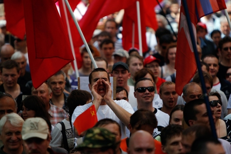 Los moscovitas salen a la calle desafiando al Gobierno ruso. | Reuters