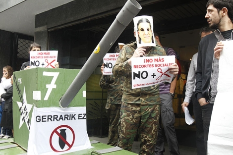 Protesta en Bilbao de colectivos antimilitaristas contra los recortes. | Iaki Andrs