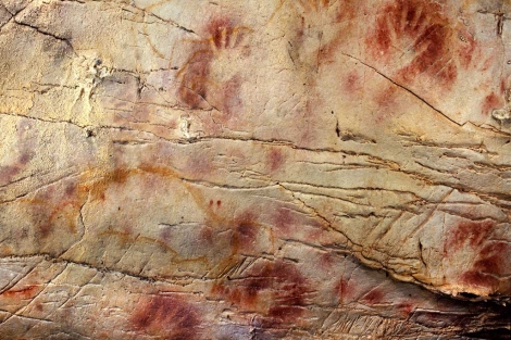 Manos pintadas en la cueva de El Castillo, de hace 37.300 años.|'Science'