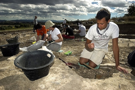 Jóvenes arqueólogos se afanan en las excavaciones del yacimiento de Iruña-Veleia. | Efe