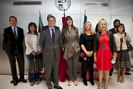 Idoia Mendia (c) junto con representantes de distintas entidades financieras. | Efe