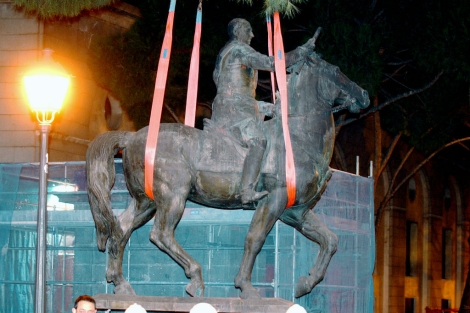 La estatua, cuando fue retirada de su pedestal. | Paco Toledo