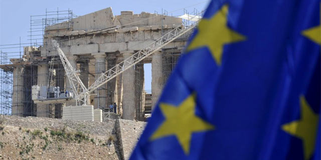 La bandera de la Unin Europea frente a la Acrpolis de Atenas.